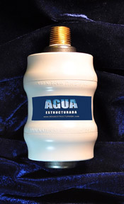<Der Wasserfilter der Wasseraufbereitung von Agua Estructurada Typ Mini Dusche reduziert den Kalk im Wasser. Dieses System ist sehr leicht anzuschliessen und ideal auch fuer Personen die viel auf Reisen sind>