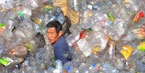 <El consumo de agua en envases de plastico contaminan el medio ambiente y generan muchos residuos>