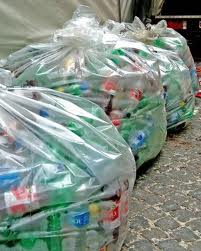 <Wasser das in Plastikflaschen konsumiert wird belasten und schaden der Umwelt. Der Plastikmuell in den Ozenanen ist eine grosses globales Problem. Derzeit schwimmen 800 Millionen Tonnen Plsik im Pazifik>