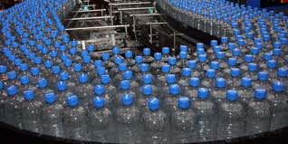 <Trinkwasser das in Plastikflaschen abgefuellt wird schaedigt wissentschaftlich bewiesen der Gesundheit. Die Weichmacher die zur Plastikherstellung verwendet werden stoeren den Hormonhaushalt im Mneshcen und sind daher hochgradig Krebserregend.>